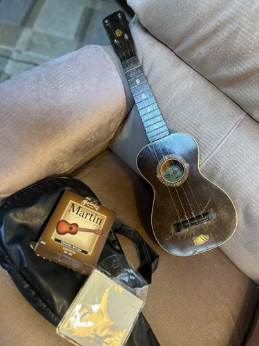 Vintage 1920 ukulele - vintage,